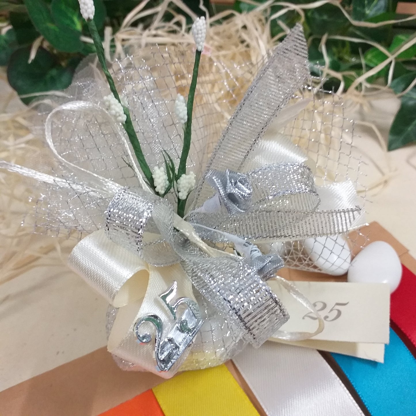sacchetto rete argento simboli applicazioni 25 anni rose argentate velo da sposa nebbiolina bianca coccarda nastro lurex e raso confetti mandorla cioccolato bianchi argentati kit fai da te o confezionati bomboniere anniversario matrimonio