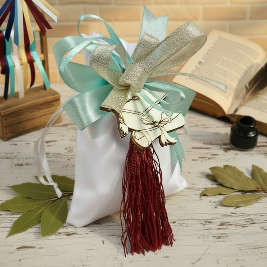 sacchetto laurea bianco di raso confezionato confetti nastrino coccarda verde-tiffani e oro , cappello di legno tocco e nappina bordeaux