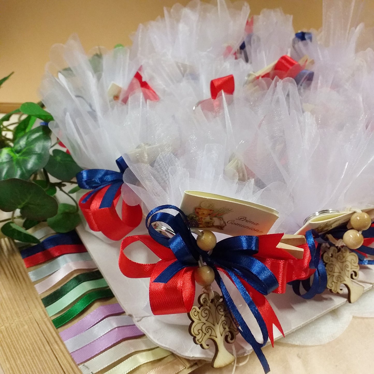 allestimento confettata vetrina sacchettini confetti bianchi e fiocco rosso blu bomboniere albero della vita portachiavi legno confezionate o kit fai da te confetti bigliettino tulle ideale per anniversario matrimonio cerimonia Comunione Cresima Battesimo bambino