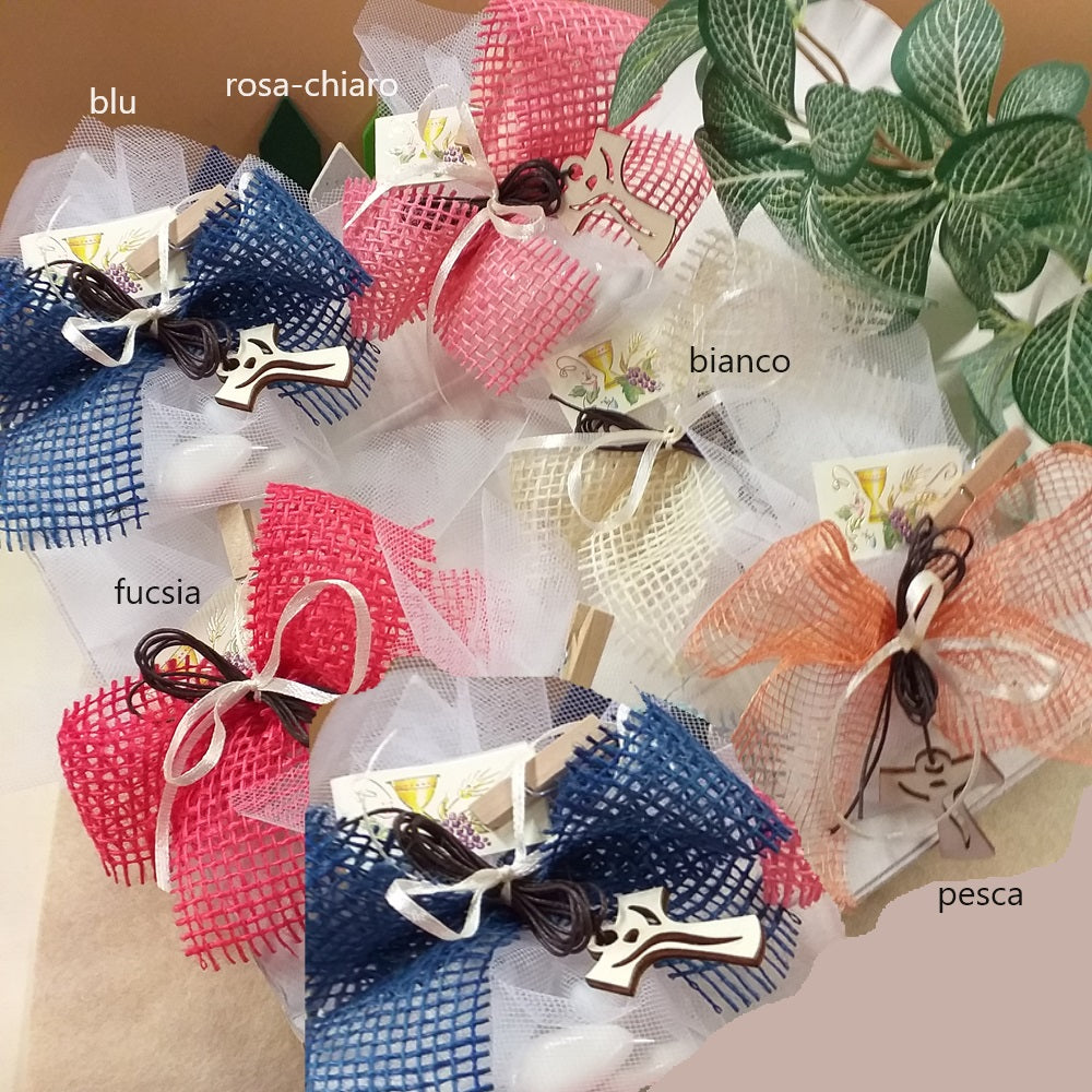 bambino ragazzino bambina ragazza colori sacchettino juta bomboniera Prima Comunione Cresima confezionata confetti collanina Tau legno Croce francescana cordino marrone bigliettino simboli calice uva clip mollettina segnaposto