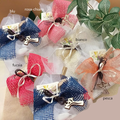 bambino ragazzino bambina ragazza colori sacchettino juta bomboniera Prima Comunione Cresima confezionata confetti collanina Tau legno Croce francescana cordino marrone bigliettino simboli calice uva clip mollettina segnaposto