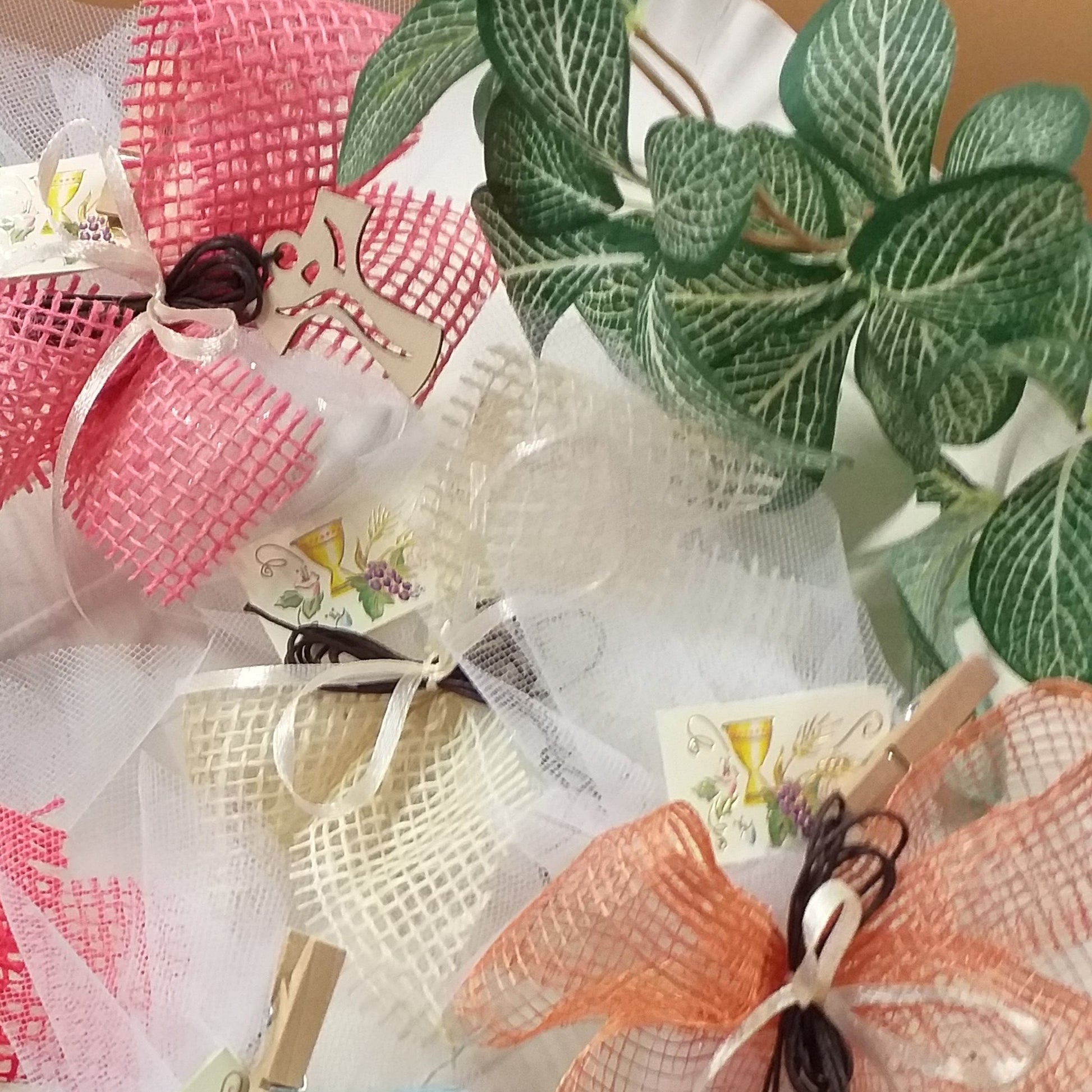 sacchettino juta fiocco bomboniera Prima Comunione bambino confezionata confetti collanina Tau legno Croce francescana con cordino marrone bigliettino simboli calice uva spighe clip mollettina segnaposto