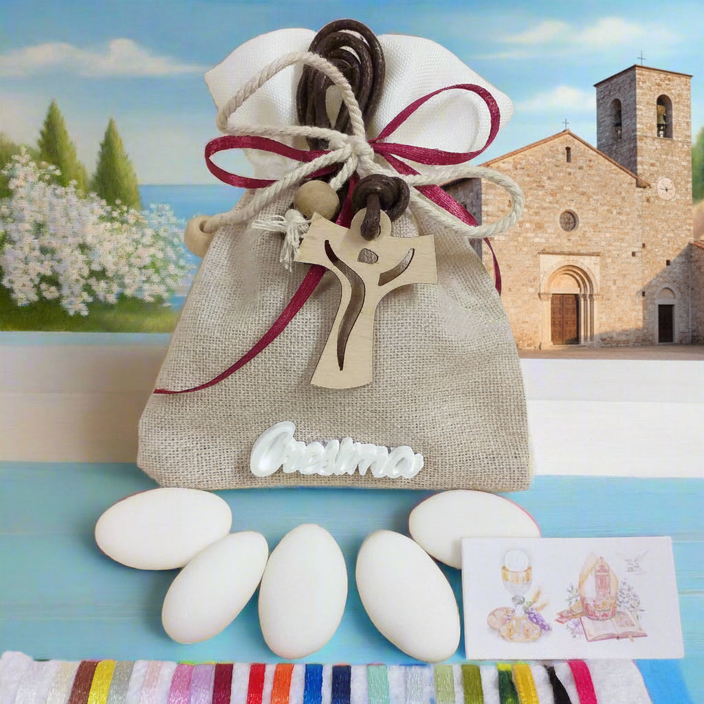 shop bomboniere portaconfetti sacchetto juta-cotone con applicazione gessetto scritta Cresima confezionato confetti bigliettino simboli collana corda marrone Croce Tau legno francescana perle