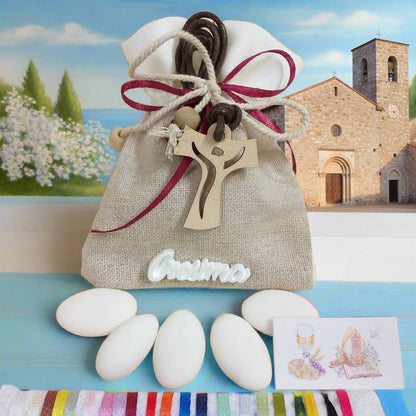 shop bomboniere portaconfetti sacchetto juta-cotone con applicazione gessetto scritta Cresima confezionato confetti bigliettino simboli collana corda marrone Croce Tau legno francescana perle