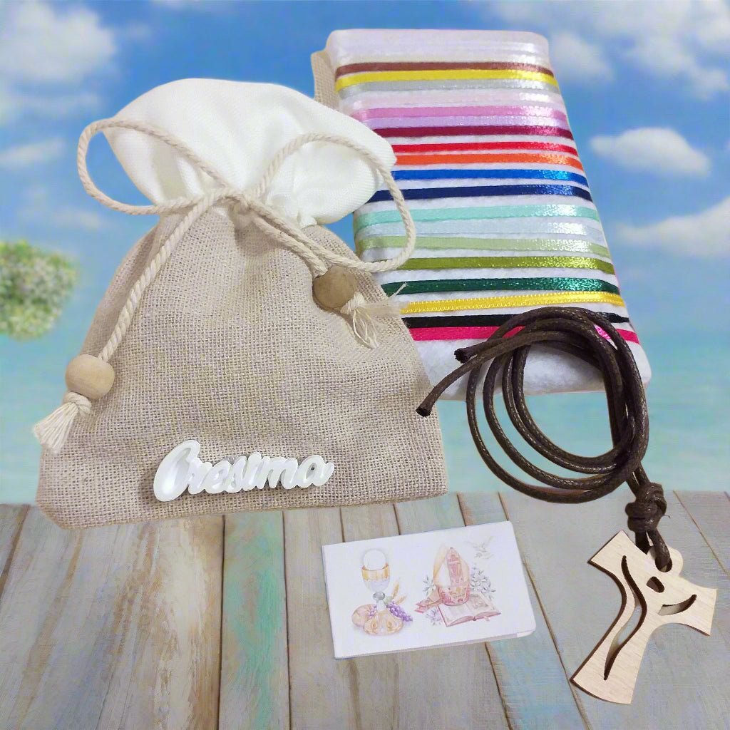 dall'alto shop bomboniere portaconfetti sacchetti juta-cotone con applicazione gessetto scritta Cresima confezionato confetti bigliettino simboli  collana corda marrone Croce Tau legno francescana perle