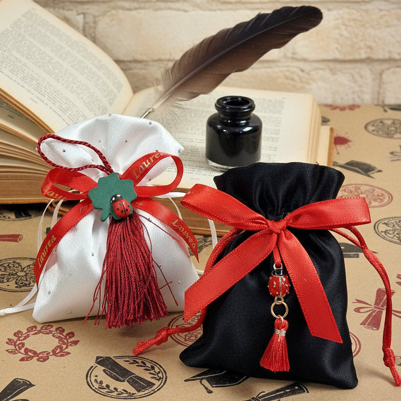idee originali come confezionare portaconfetti laurea bomboniere sacchettino di raso bianco nero con ciondolo coccinella portafortuna nappina rossa,  simboli grafici vintage