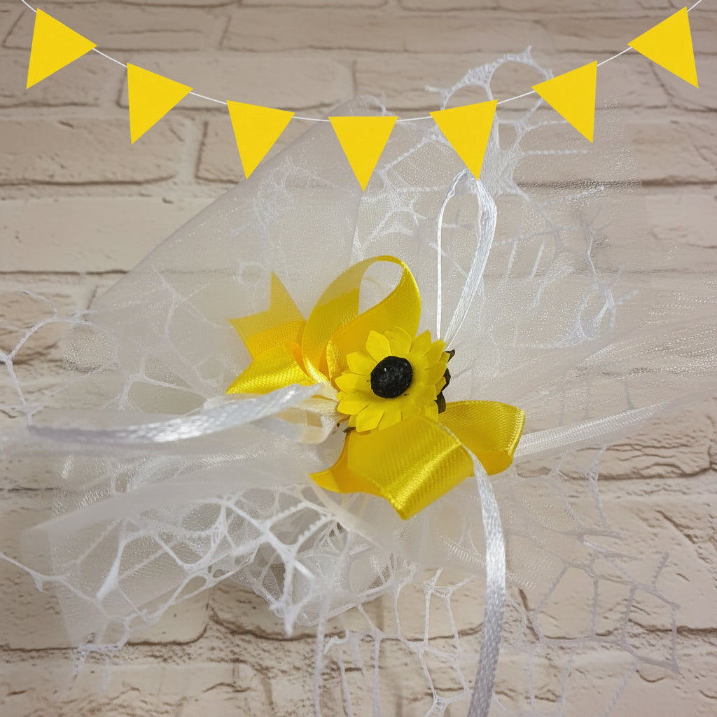 confettata sacchetto confezionato con rete bianca tulle matrimonio coccarda girasoli bomboniere con confetti bigliettino stampato o kit fai da te allestimento shabby bandierine gialle