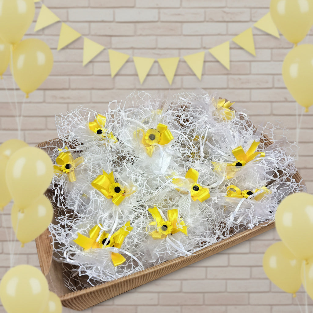 allestimento palloncini bandierine, giallino pastello prima comunione santa cresima sacchettini a retina bianca confezionati come bomboniere con girasoli nastro confetti vassoio cesto di cartoncino