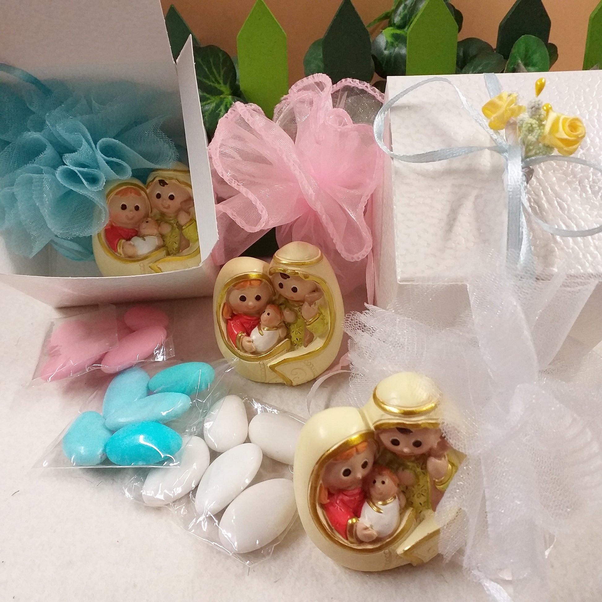 bianco rosa celeste bambini statuina bomboniera Sacra famiglia moderna per Battesimo Comunione Cresima stilizzata confezionata confetti o kit fai da te con scatola e fiori