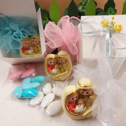bianco rosa celeste bambini statuina bomboniera Sacra famiglia moderna per Battesimo Comunione Cresima stilizzata confezionata confetti o kit fai da te con scatola e fiori