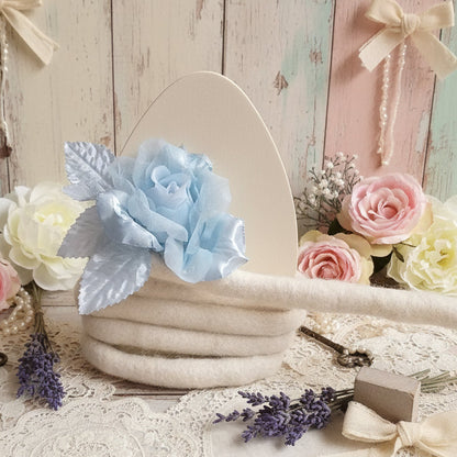 idea fai da te fiore azzurro polvere cordone tubolare imbottito panno lana e uova piatte di legno sagome basi supporti sostegni per centrotavola fuoriporta da decorare decoupage pannolenci colorare dipingere per addobbi decorazioni pasquali fai da te