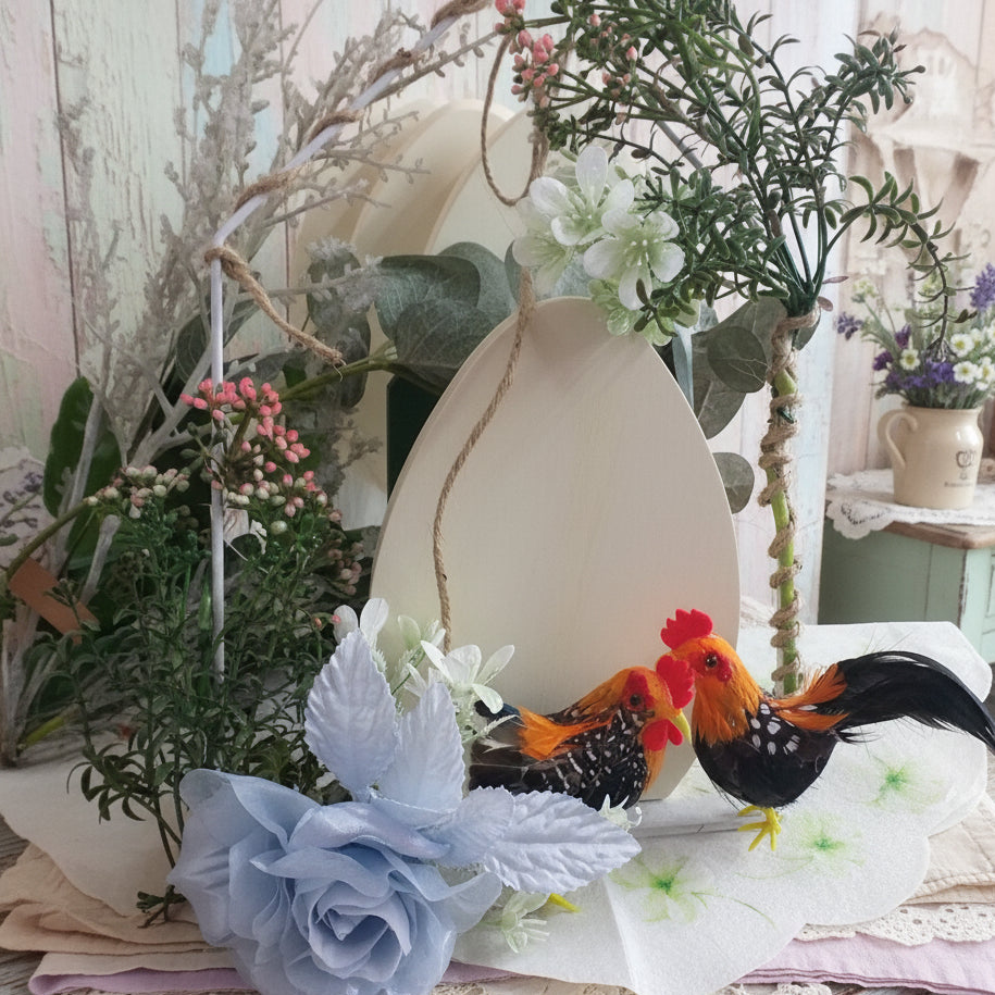 allestimento pasquale botanica fiori e piante finti gallo gallina fiore azzurro e uova piatte di legno sagome basi supporti sostegni per centrotavola fuoriporta da decorare decoupage pannolenci colorare dipingere per addobbi decorazioni  fai da te