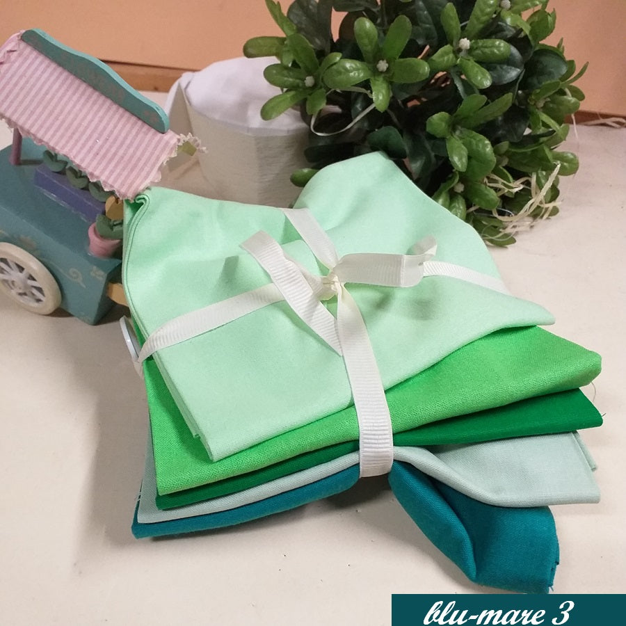 assortimento tinta unita verde blu mare turchese di stoffe cotonine stock tessuti scampoli uso cucito creativo bambole di pezza fiocchi nascita hobbistica vetrinistica fodere borse uncinetto