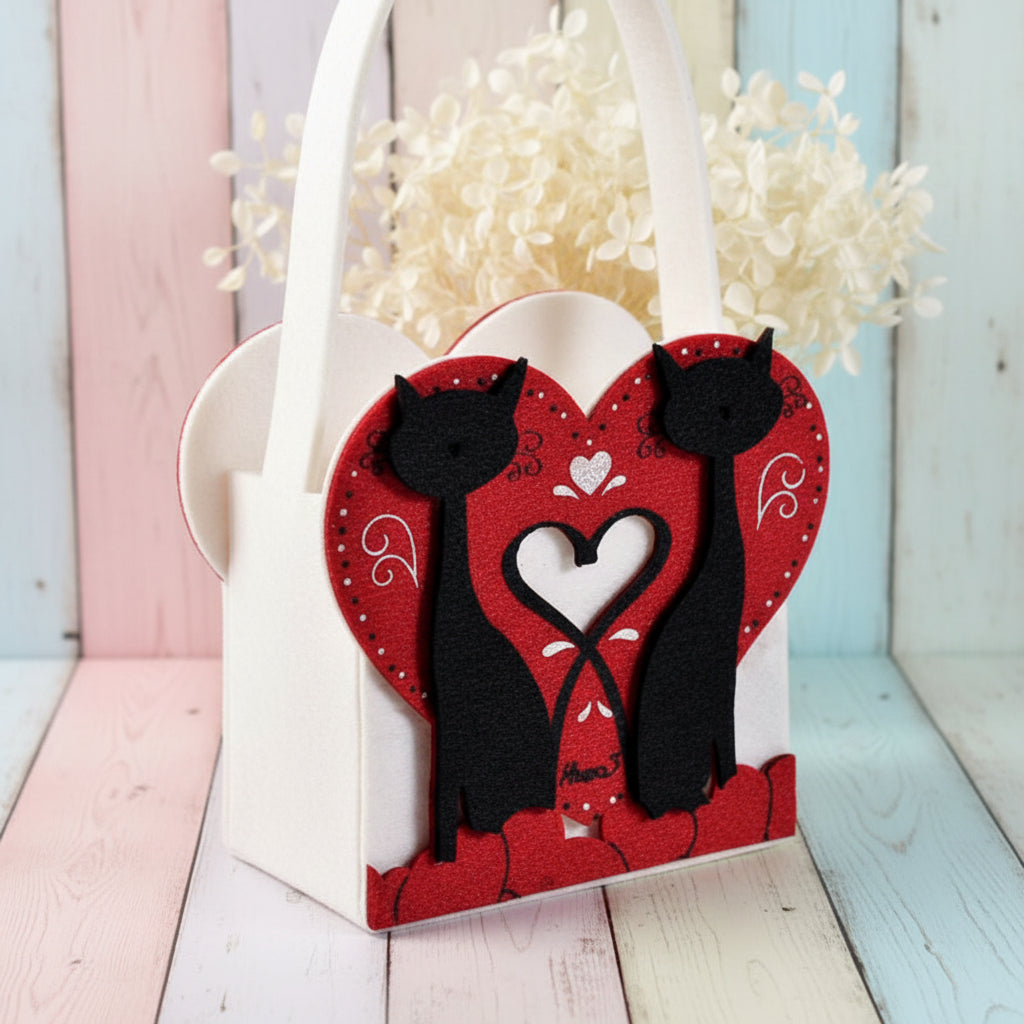 dettaglio coppia gatti di panno su cuore rosso contenitore borsetta cestino scatola di feltro a borsa con manico tracolla cat lover san valentino cuori packaging enogastronomia pasticceria vetrinistica confezioni regali