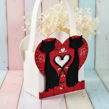 dettaglio coppia gatti di panno su cuore rosso contenitore borsetta cestino scatola di feltro a borsa con manico tracolla cat lover san valentino cuori packaging enogastronomia pasticceria vetrinistica confezioni regali