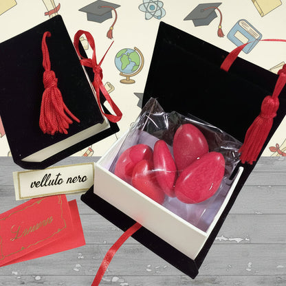 colore nero scatolina portaconfetti laurea bomboniere velluto nappina rossa forma libro rivestito per packaging confezionamento confetti bigliettino scritta dorata