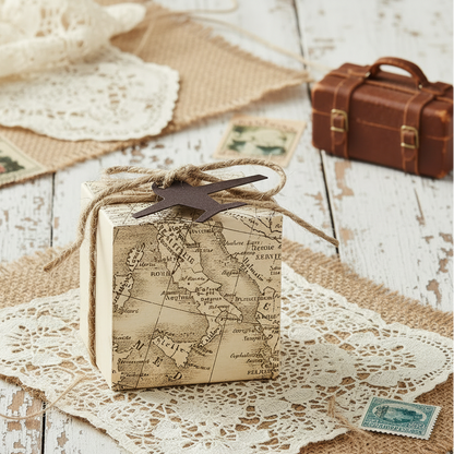 portaconfetti quadrata tema viaggi travel carta geografica del mappamondo italiano aeroplano cartoncino scatolina con corda juta bomboniera fai da te confezionare confetti dolcetti packaging enogastronomia pasticceria