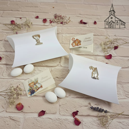 Scatoline portaconfetti bianche shabby chic forma bustine con simboli Calice e Mitria pastorale dorati uso bomboniere Comunione Cresima confettata fai da te
