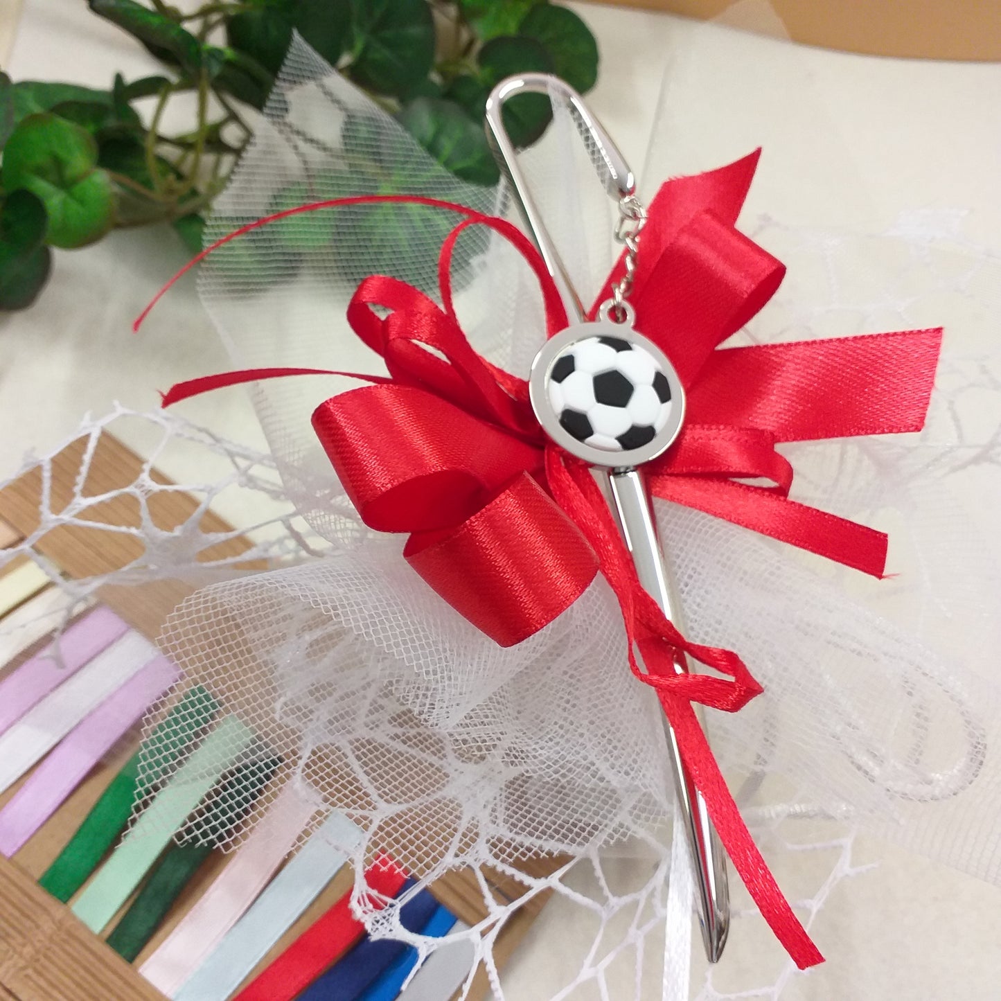 segnaposto bianco e rosso packaging confezionamento segnalibro pallone calcio bomboniere tema sport confezionate Italian confetti sacchetto rete pizzo bigliettino Prima Comunione Cresima 18 anni laurea matrimonio
