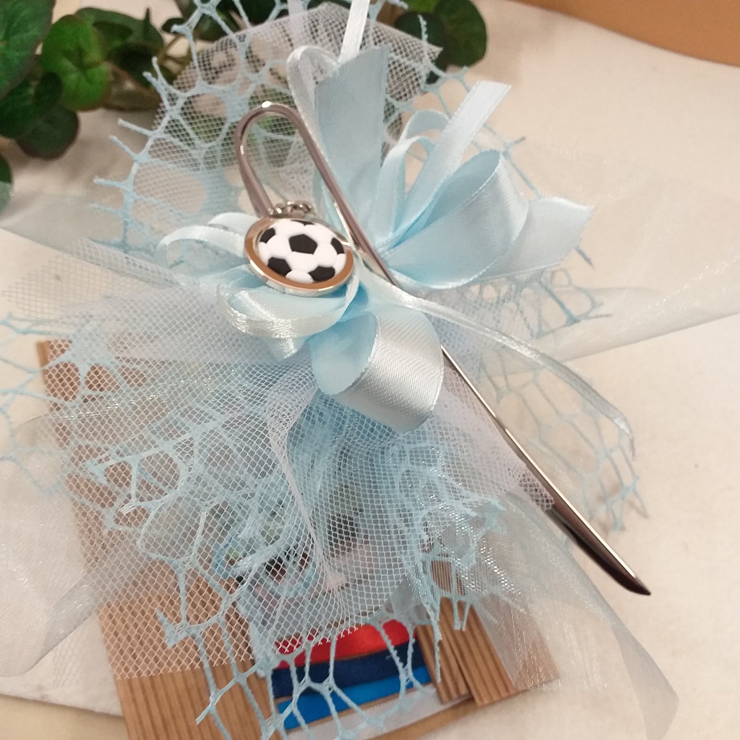 azzurro celeste bambino maschietto packaging confezionare segnalibro pallone calcio bomboniere segnaposto tema sport confezionate Italian confetti sacchetto rete pizzo bigliettino Prima Comunione Cresima 18 anni laurea matrimonio