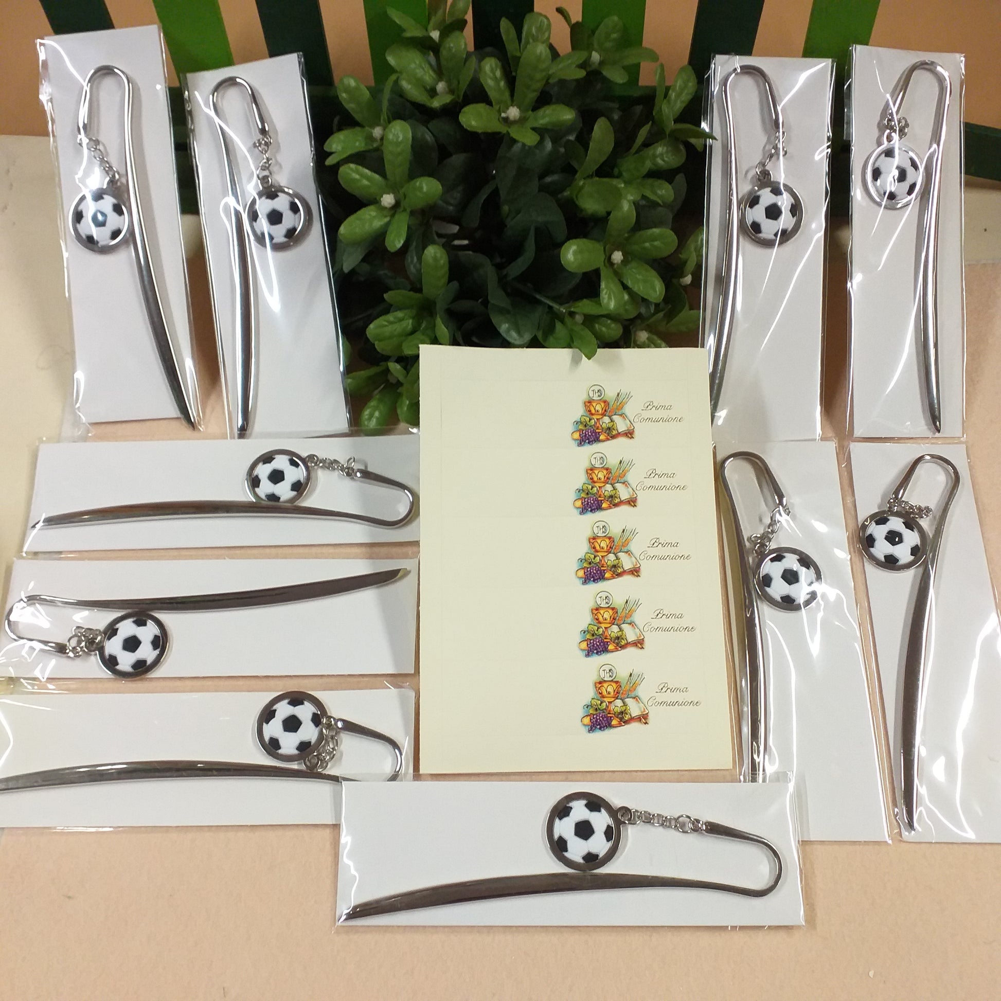 confezione regalo segnalibro calcio pallone con targhettina bigliettino prima comunione calice e simboli per confezionare bomboniere fai da te