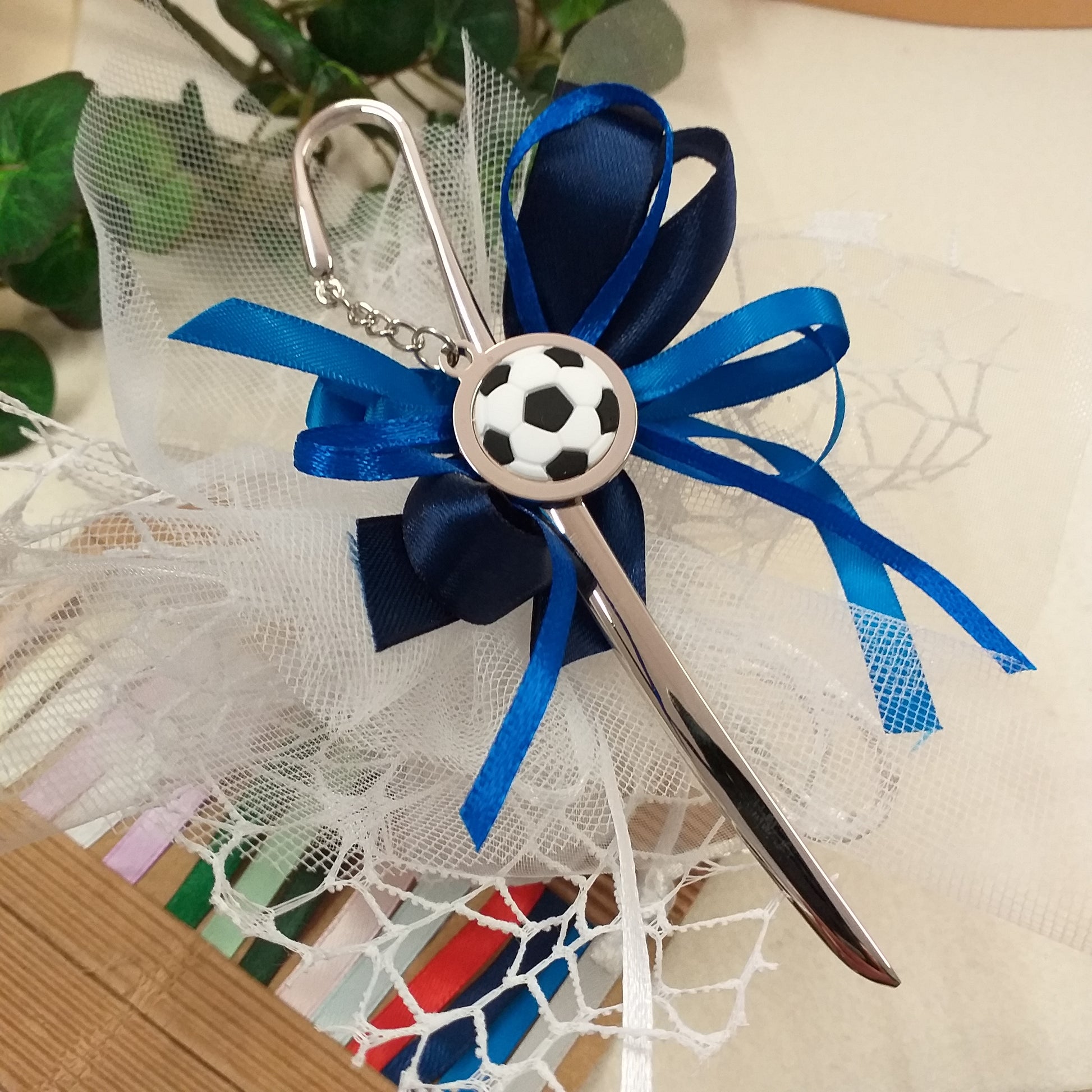 blu e bianco colori packaging confezionare segnalibro pallone calcio bomboniere segnaposto tema sport confezionate Italian confetti sacchetto rete pizzo bigliettino Prima Comunione Cresima 18 anni laurea matrimonio