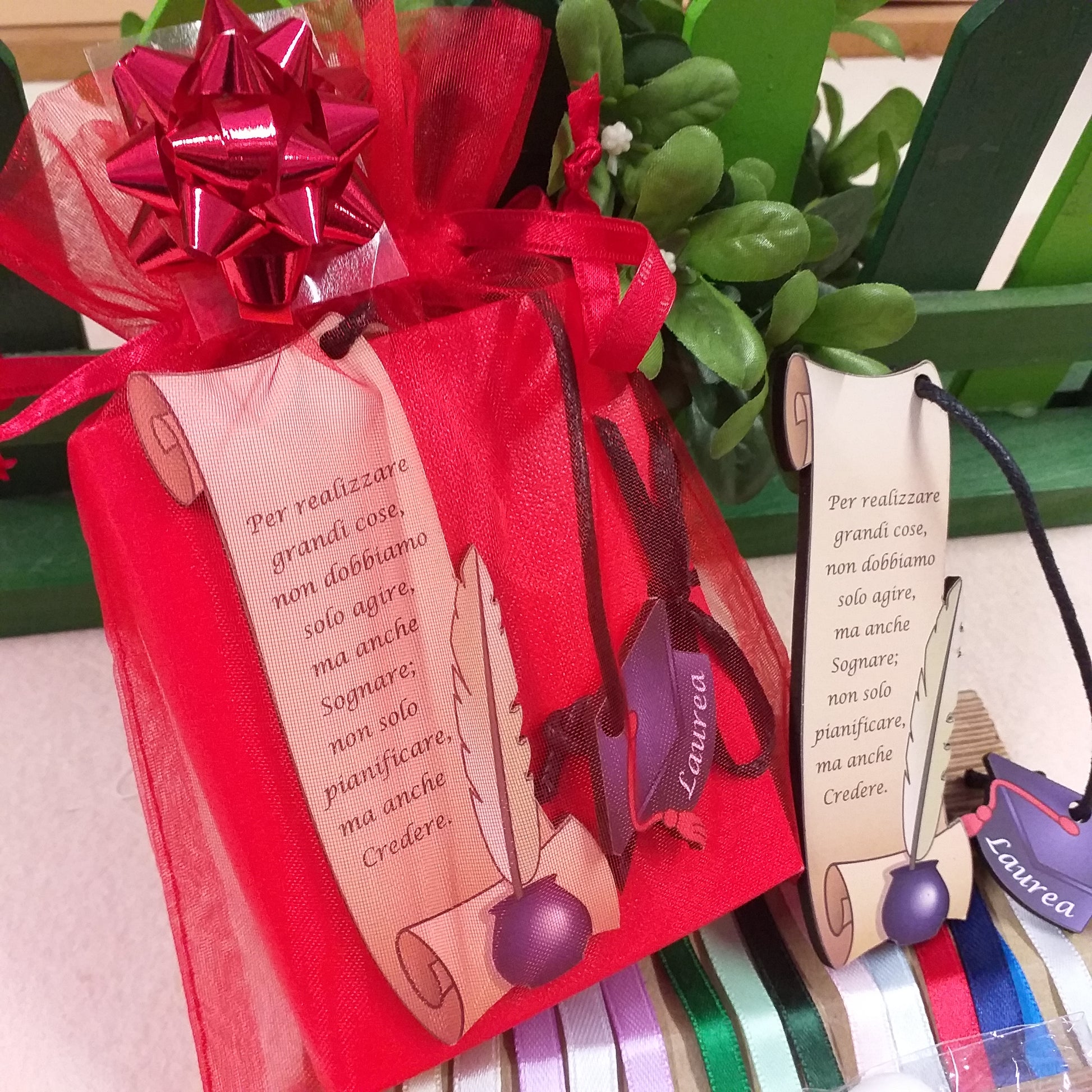 busta organza coccarda e segnalibro legno pergamena inchiostro calamaio ciondolo tocco laurea cappello nero cordino confezionato bomboniera libro cartoncino rosso portaconfetti nastrino