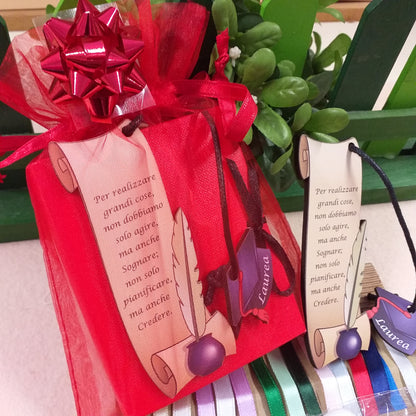 busta organza coccarda e segnalibro legno pergamena inchiostro calamaio ciondolo tocco laurea cappello nero cordino confezionato bomboniera libro cartoncino rosso portaconfetti nastrino