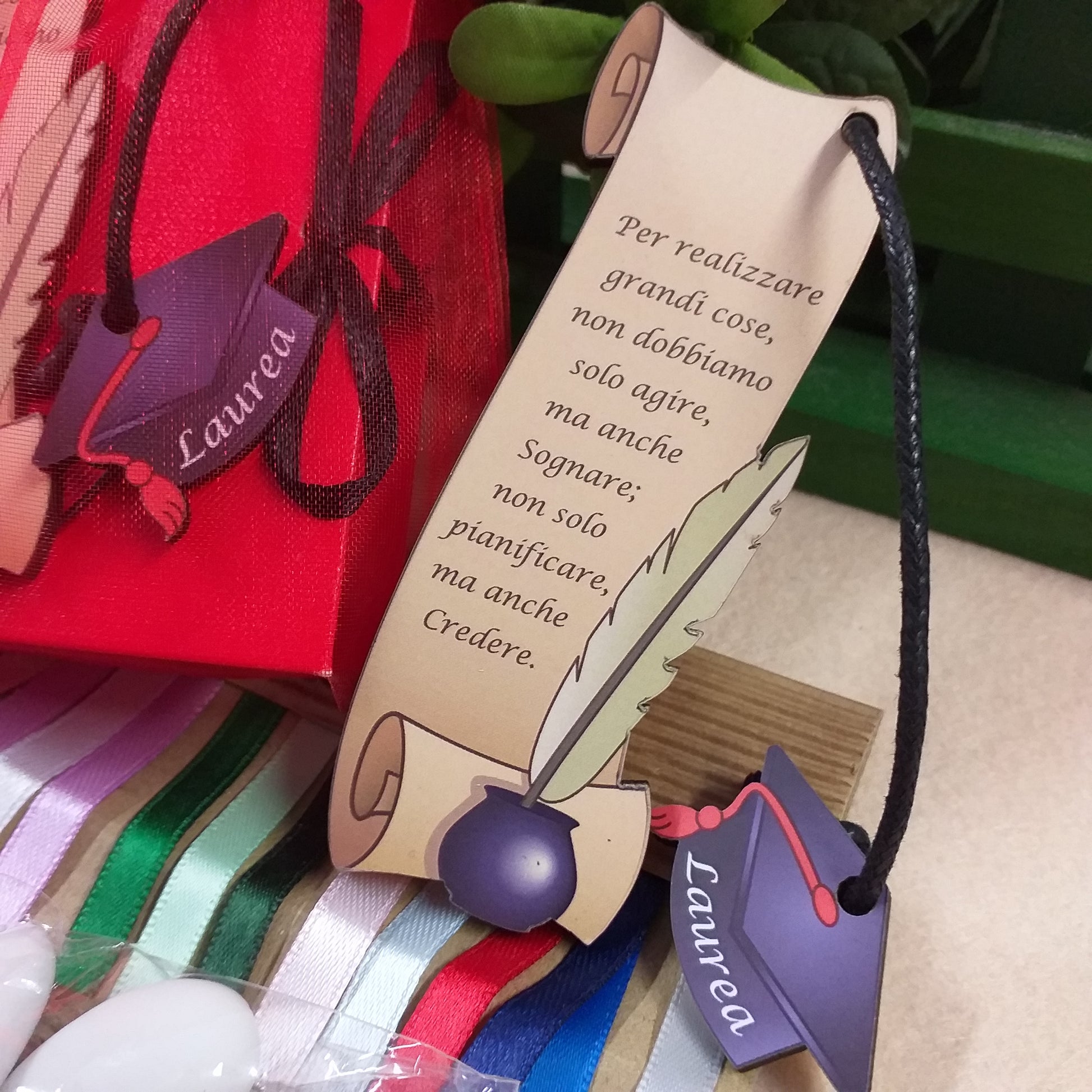 quale colore confezionare con kit fai da te senza confetti segnalibro legno pergamena inchiostro calamaio ciondolo tocco laurea cappello nero cordino per bomboniera libro cartoncino rosso portaconfetti nastrino bigliettino coccarda rossa metallizzata busta organza