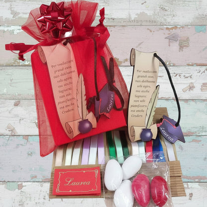 artigianato italiano kit fai da te segnalibro legno pergamena inchiostro calamaio ciondolo tocco laurea cappello nero cordino da confezionare bomboniera libro cartoncino rosso portaconfetti nastrino bigliettino coccarda rossa metallizzata busta organza