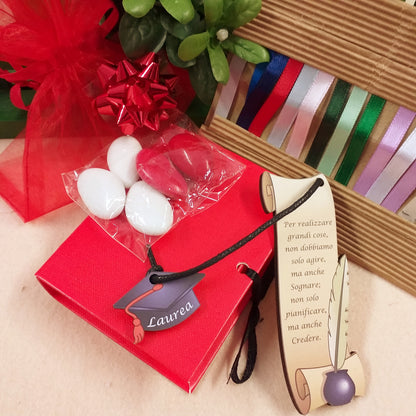 fai da te o confezionamento packaging segnalibro legno pergamena inchiostro calamaio ciondolo tocco laurea cappello nero cordino da confezionare bomboniera libro cartoncino rosso portaconfetti nastrino bigliettino coccarda rossa metallizzata busta organza