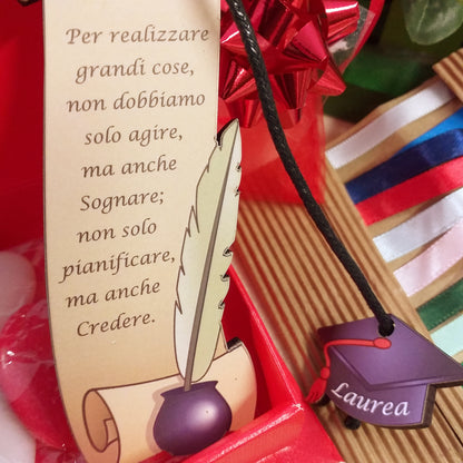 primo piano frase segnalibro legno pergamena inchiostro calamaio ciondolo tocco laurea cappello nero cordino