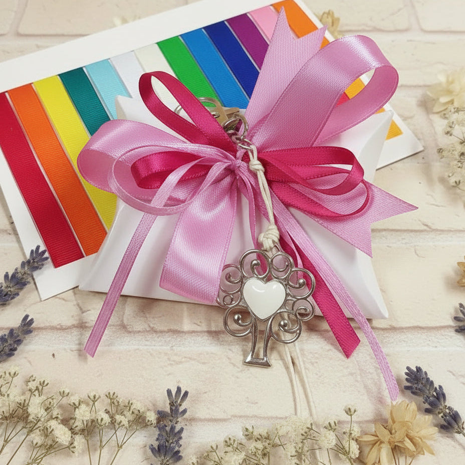 fucsia segnaposto bomboniera bustina portaconfetti bianca confezionata confetti portachiavi cuore smaltato con ciondolo metallo albero della vita moschettone cordino cerato colori dei nastri