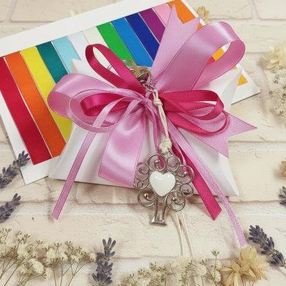 fucsia segnaposto bomboniera bustina portaconfetti bianca confezionata confetti portachiavi cuore smaltato con ciondolo metallo albero della vita moschettone cordino cerato colori dei nastri