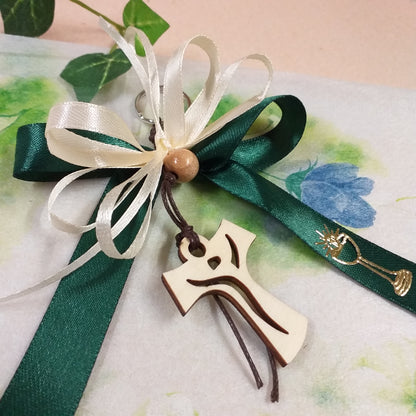 portachiavi croce legno francescana tau con segnaposto fiocco verde scuro e panna per comunione cresima o bomboniera bambina ragazza bambino ragazzo