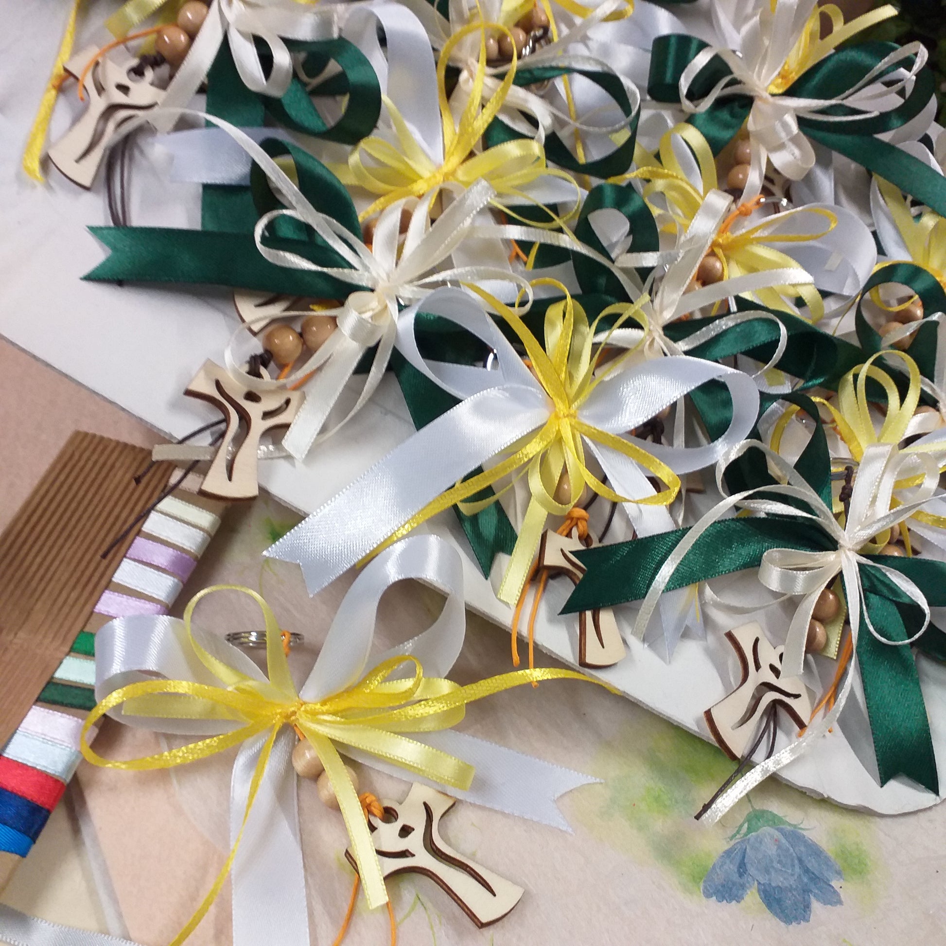giallo bianco verde panna portachiavi artigianale Croce Tau legno francescana perline cordino per segnaposto Comunione Cresima ricordini bomboniere pensierini per maestre catechiste chiudipacco
