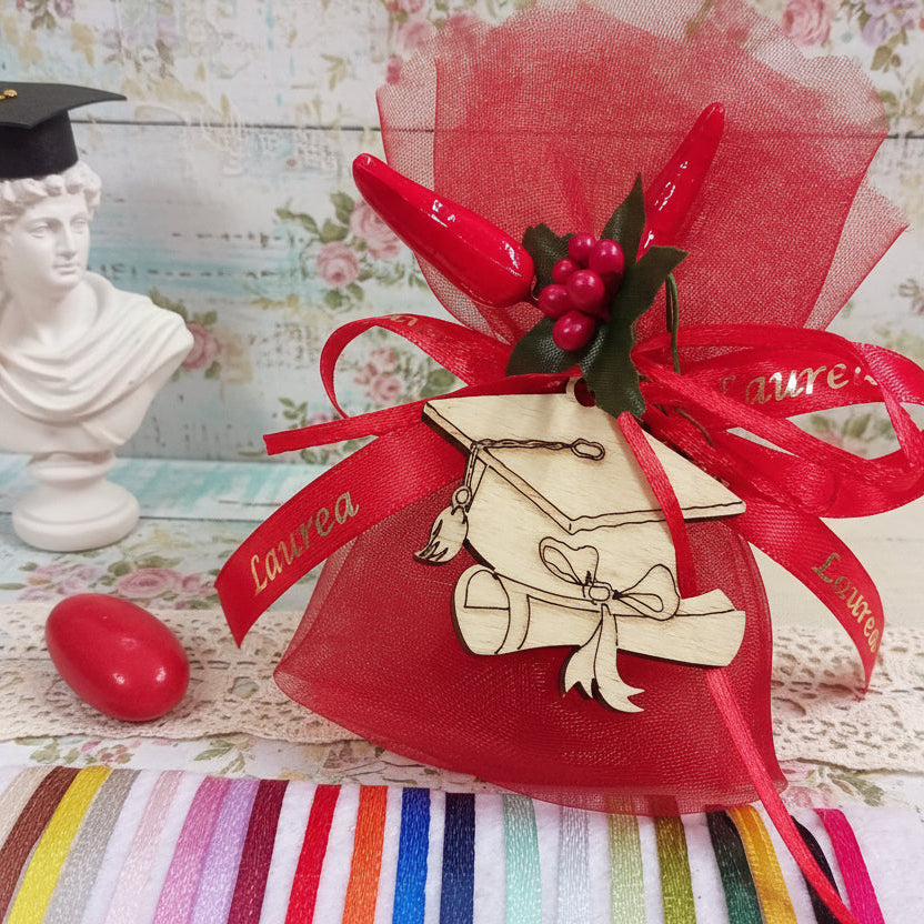 tocco cappello di laurea nappina pergamena pirografia su legnetto ciondolo simboli mazzolino peperoncino bacche segnaposto laurea portafortuna applicazione uso bomboniera mono confetto rosso gadget ricordino