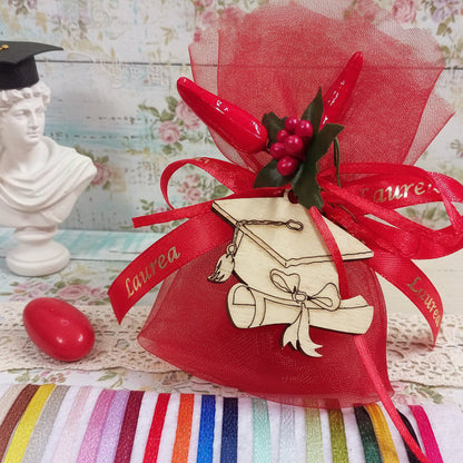 tocco cappello di laurea nappina pergamena pirografia su legnetto ciondolo simboli mazzolino peperoncino bacche segnaposto laurea portafortuna applicazione uso bomboniera mono confetto rosso gadget ricordino