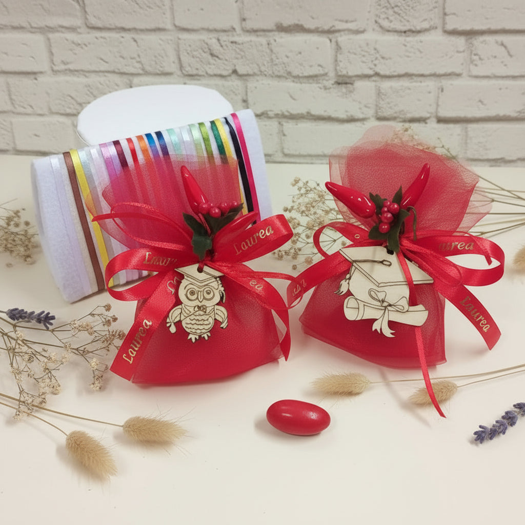 assortimento legnetti ciondolo simboli gufo cappello tocco mazzolino peperoncino bacche segnaposto laurea portafortuna applicazione uso bomboniera mono confetto rosso gadget ricordino