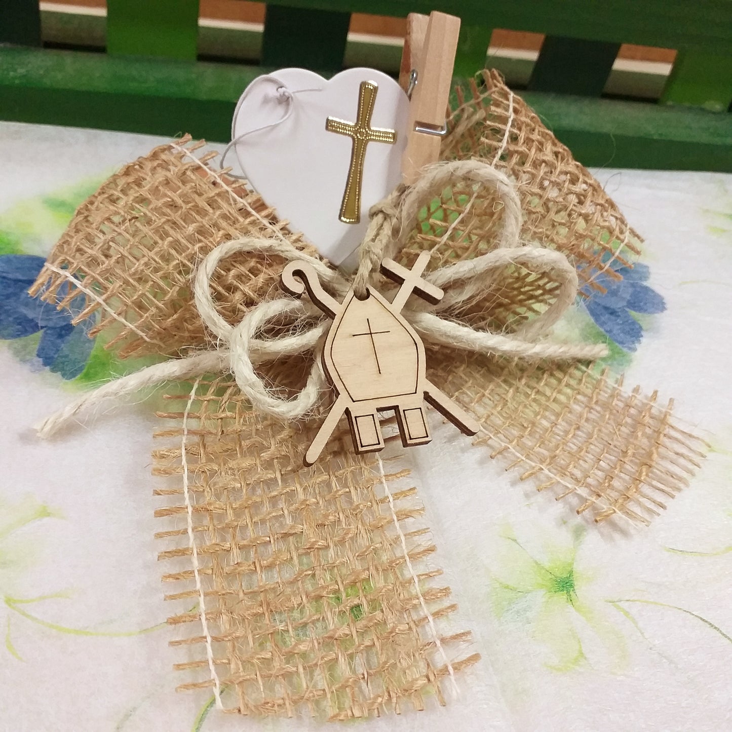 Mitria legno pastorale Comunione Cresima segnaposti juta rustica corda Bianca biglietto Croce targhetta ciondoli bomboniere confezionato