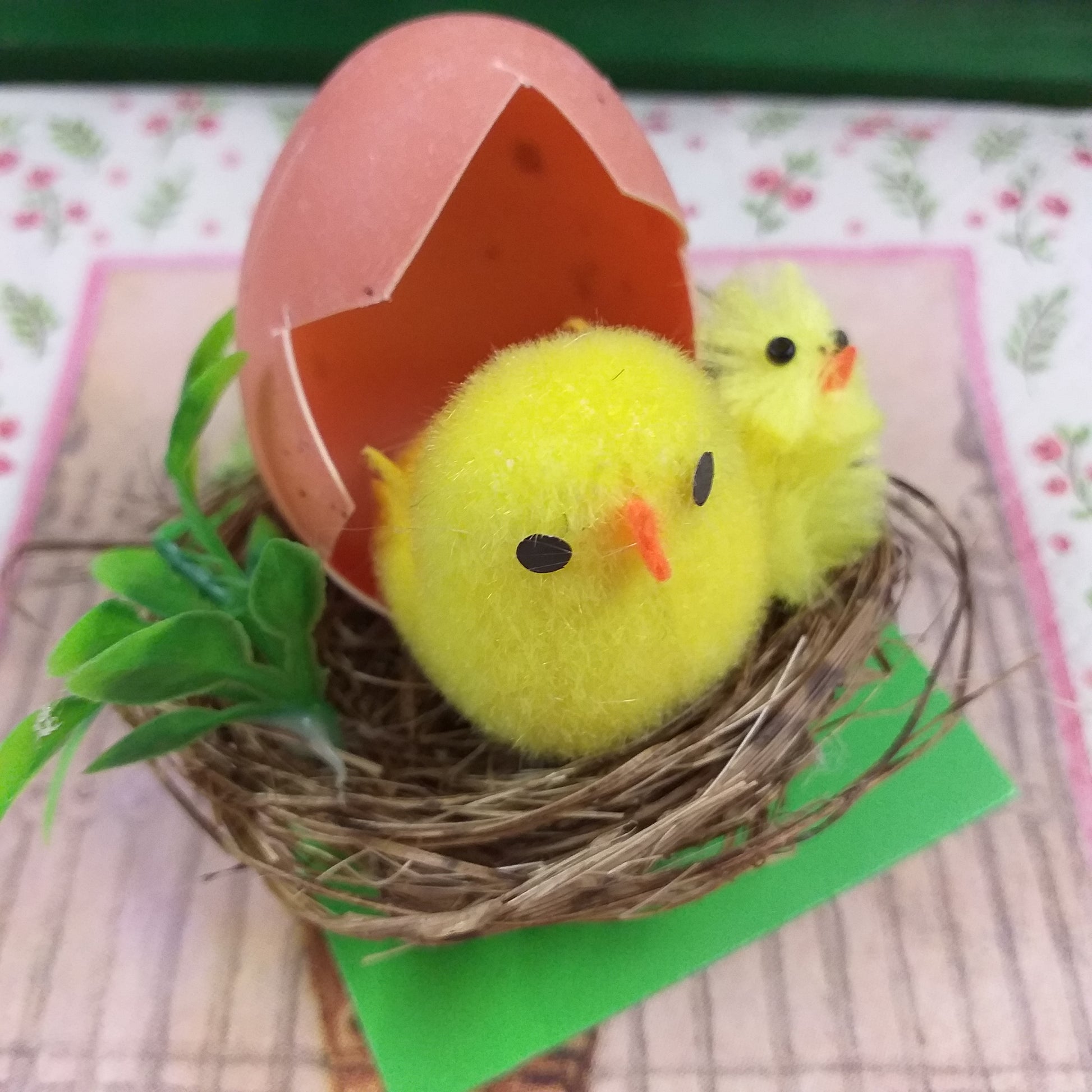 dettaglio primo piano idea regalo sorprese ovetti cioccolato gadget ricordini pensierini chiudipacco segnaposto decorazioni albero nidi pasquali uova aperte piccoli pulcini ciniglia