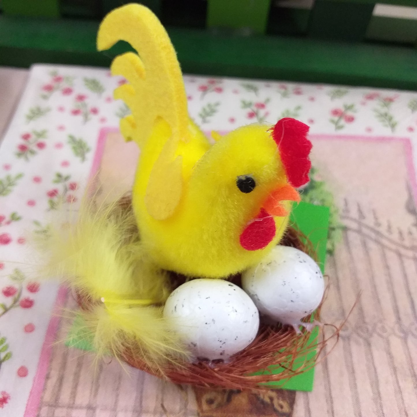 gallina ciniglia feltro piume idea regalo sorprese ovetti cioccolato gadget ricordini pensierini chiudipacco segnaposto decorazioni albero nidi pasquali uova chiuse piccole