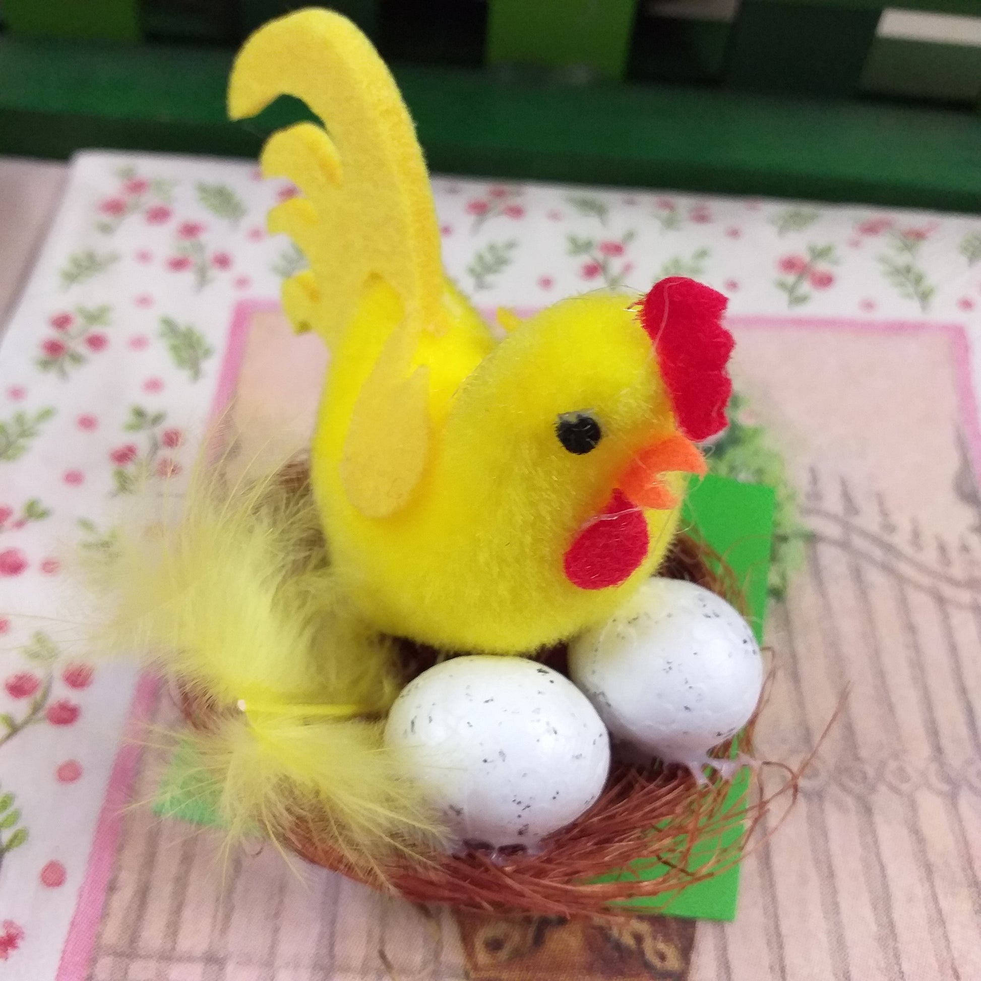 gallina ciniglia feltro piume idea regalo sorprese ovetti cioccolato gadget ricordini pensierini chiudipacco segnaposto decorazioni albero nidi pasquali uova chiuse piccole