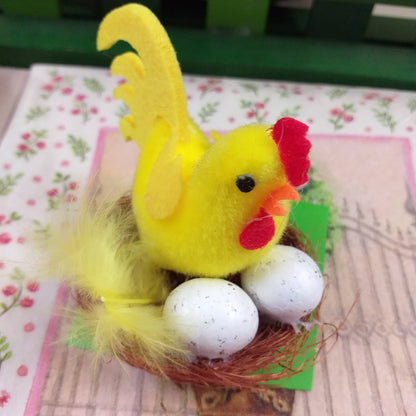 gallina ciniglia feltro piume idea regalo sorprese ovetti cioccolato gadget ricordini pensierini chiudipacco segnaposto decorazioni albero nidi pasquali uova chiuse piccole