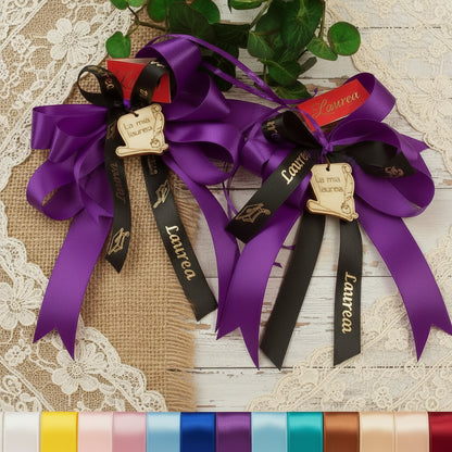 viola colore veterinaria o altri colori per facoltà universitarie, allestimento fiocchi coccarde segnaposto fai da te o confezionato packaging rosso-nero ciondolo green legno pirografato la mia laurea calamaio pergamena