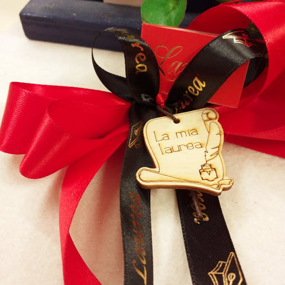 foto dall'alto fiocco coccarda segnaposto fai da te o confezionato packaging rosso-nero ciondolo green legno pirografato la mia laurea calamaio pergamena