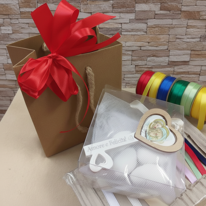 rosso e colori vari vivaci per confezionamento bambino maschietto bimba femminuccia simboli pensiero ricordo chiave icona sacra religiosa frase stampata Amore e Felicità bomboniera comunione cresima confezionata 5 confetti con rappresentazione Sacra Famiglia