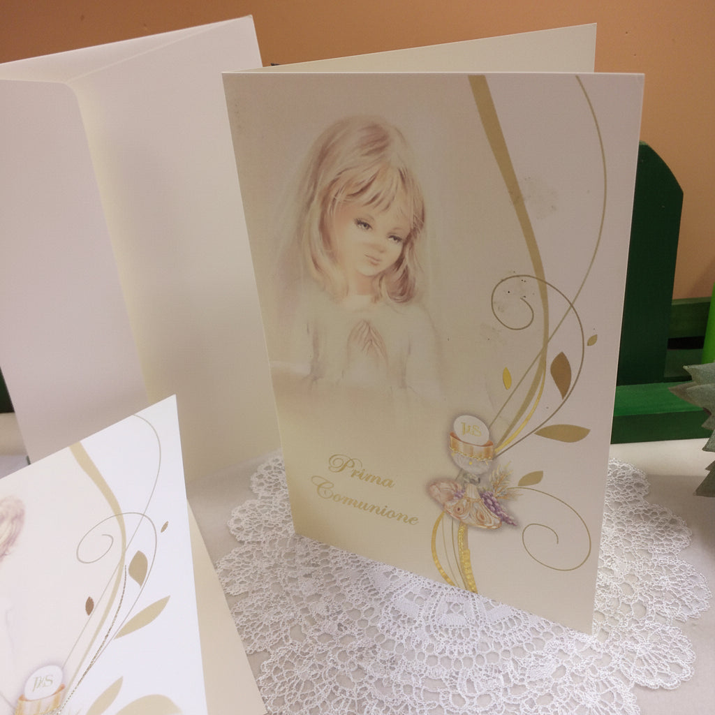 biglietto di annuncio invito Prima Comunione femminuccia bambina in preghiera con simboli calice pane uva spighe decorazioni per partecipazioni portafotografia con busta