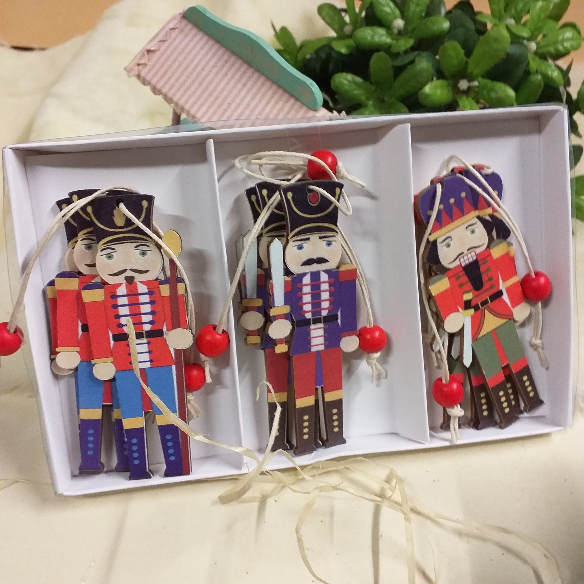 modelli di statuette legno decorazioni natalizie soldatino schiaccianoci per fioristi composizioni addobbi albero Natale confezioni pacco regalo vetrinistica packaging