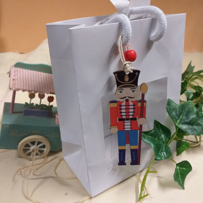 idea figurina statuina piatta legno decorazioni natalizie soldatino schiaccianoci per fioristi composizioni addobbi albero Natale confezioni pacco regalo vetrinistica packaging shopper